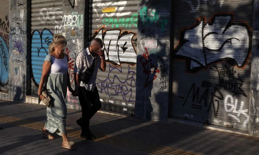 Περιφέρεια Αττικής: Ξηλώνουν αφίσες από κεντρικές αρτηρίες - "Τα κόμματα να σεβαστούν τους πολίτες"